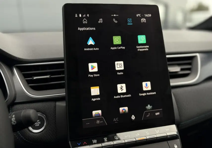 Vue rapprochée de l’écran tactile vertical du tableau de bord du Renault Captur Gris Cassiopée avec interface multimédia Android Auto et Apple CarPlay.