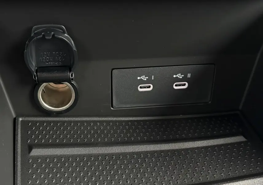 Gros plan intérieur sur les prises USB-C doubles et prise 12V du Renault Captur Gris Cassiopée avec toit noir.