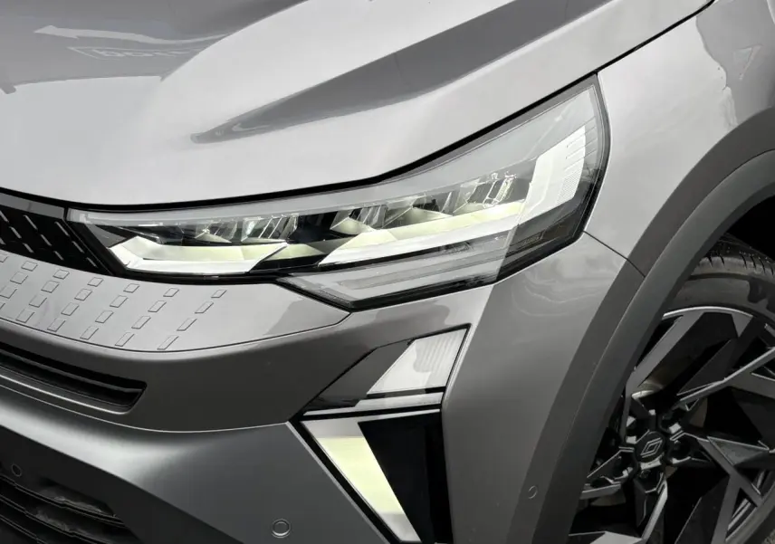 Gros plan sur l'avant droit du Renault Captur gris Cassiopée avec phares LED et jante aluminium 19 pouces noire.