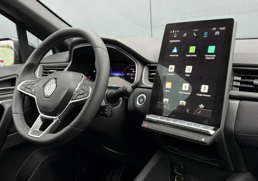 Vue intérieure côté conducteur du Renault Captur 2025, volant avec logo Alpine et écran tactile vertical du système multimédia.