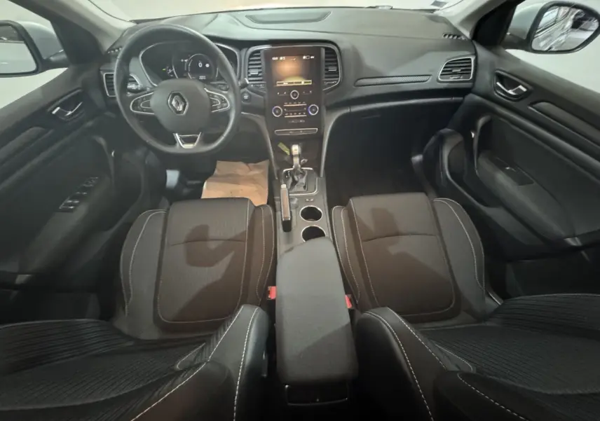 Intérieur noir de la Renault Mégane Business 2019, vue avant centrée sur le tableau de bord et le volant cuir multifonctions.