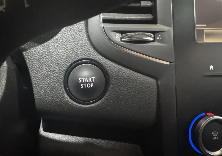 Gros plan sur le bouton Start Stop noir, entouré de plastique texturé noir, intérieur Renault Mégane Business 2019.