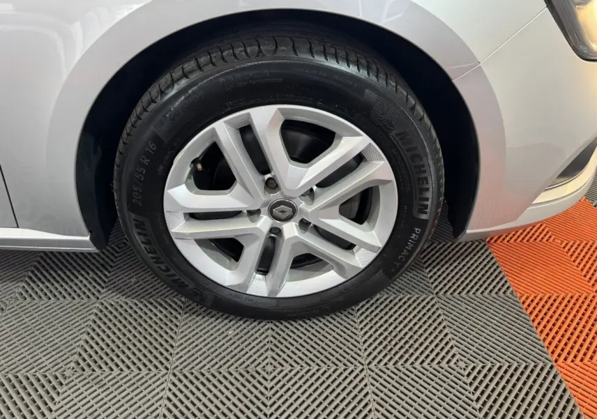 Gros plan sur la roue avant droite gris clair de la Renault Mégane Business TCe 140 EDC avec jante alliage et pneu Michelin.
