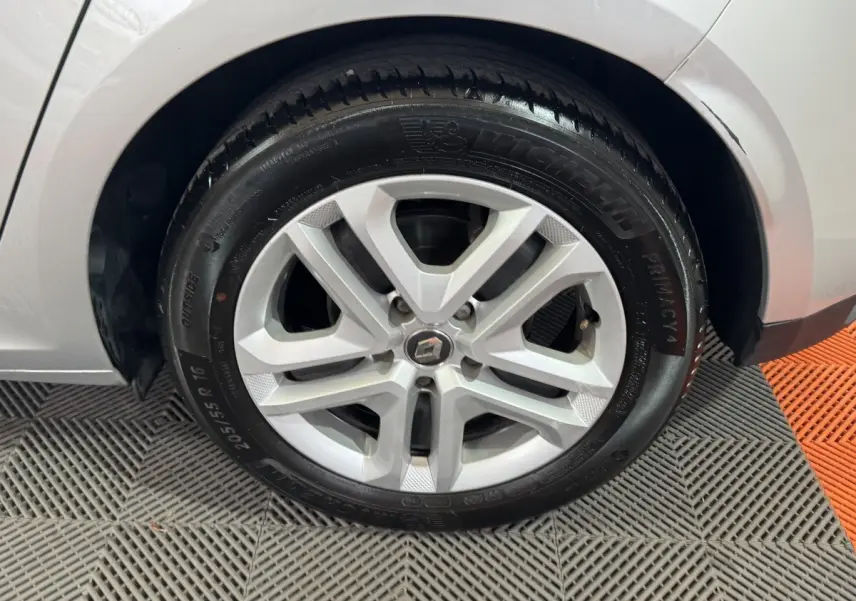 Gros plan sur la roue avant droite gris clair de la Renault Mégane Business TCe 140 EDC FAP de 2019.