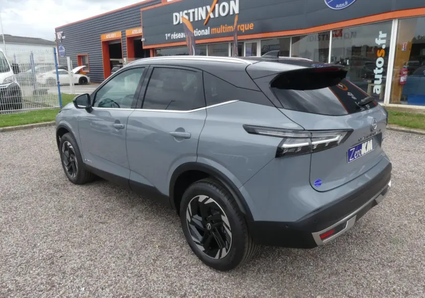 Nissan Qashqai 1.5 e-Power gris métallisé en 3/4 arrière droit avec toit noir et jantes alliage 18 pouces.
