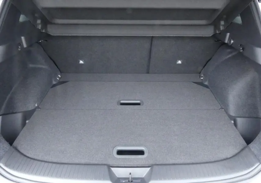 Coffre spacieux du Nissan Qashqai 1.5 e-Power gris métallisé, plancher modulable avec poignées intégrées.
