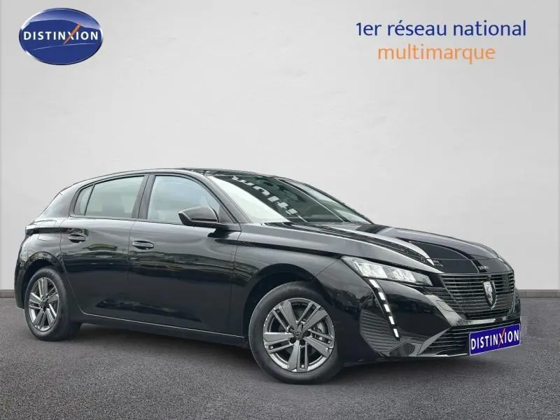 Peugeot 308 2024 noir Perla Nera vue 3/4 avant droit avec calandre distinctive et feux LED verticaux.