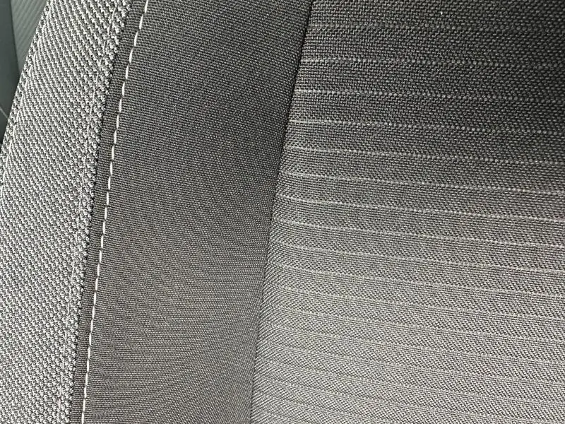 Gros plan sur le tissu noir Perla Nera de la sellerie de la Peugeot 308 2024, montrant les détails de la texture et des coutures.