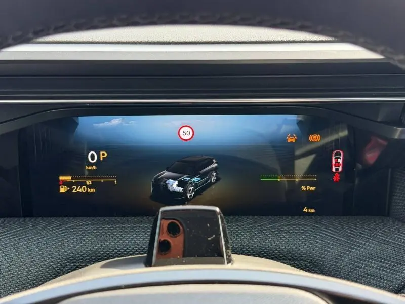 Affichage numérique du tableau de bord du Citroën C5 Aircross 1.2 Hybride, montrant l'état du véhicule et la vitesse limitée à 50 km/h.