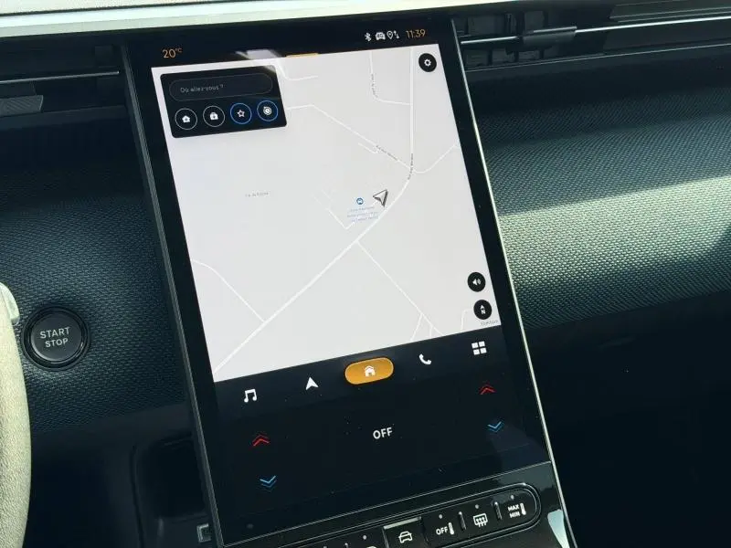 Vue rapprochée de l’écran tactile central affichant la navigation dans l’habitacle gris platinium du Citroën C5 Aircross 2026.
