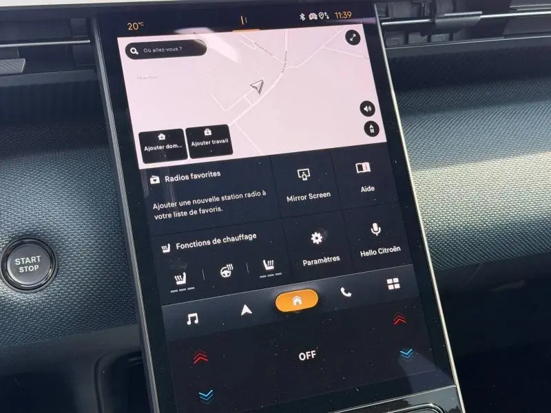 Écran tactile central du tableau de bord du Citroën C5 Aircross gris Platinium, affichage GPS et commandes multimédia.