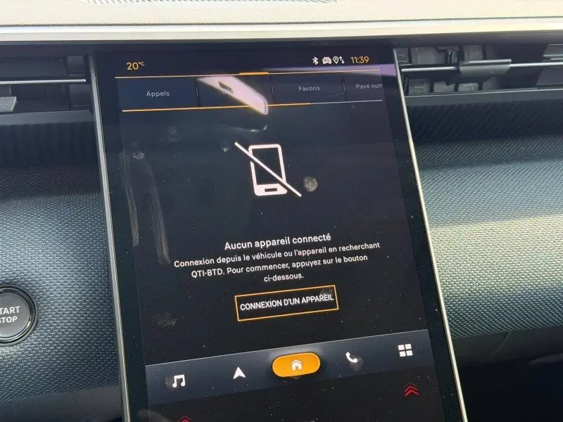 Écran tactile central du tableau de bord du Citroën C5 Aircross gris Platinium, affichant la connexion d’appareil non établie.