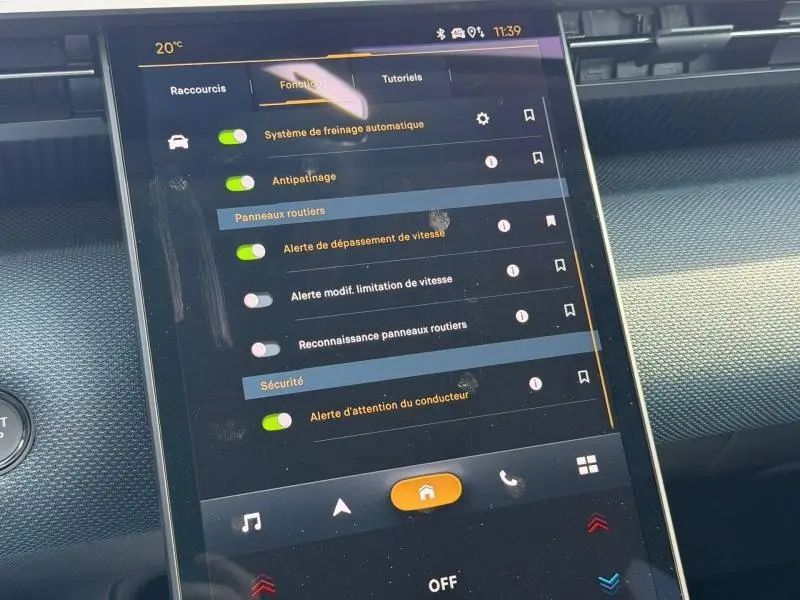 Écran tactile central du tableau de bord du Citroën C5 Aircross gris Platinium, affichant les réglages d’aide à la conduite.