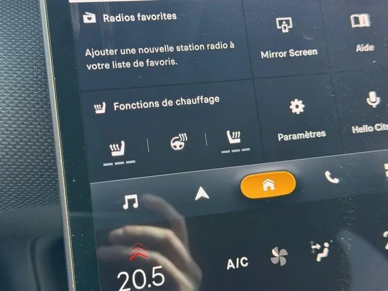 Écran tactile intérieur du Citroën C5 Aircross gris Platinium montrant les fonctions de chauffage des sièges et du volant.