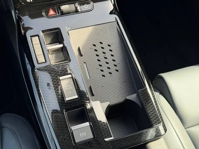 Vue rapprochée de la console centrale noire brillante avec commandes de boîte auto et rangement sur Citroën C5 Aircross gris Platinium.