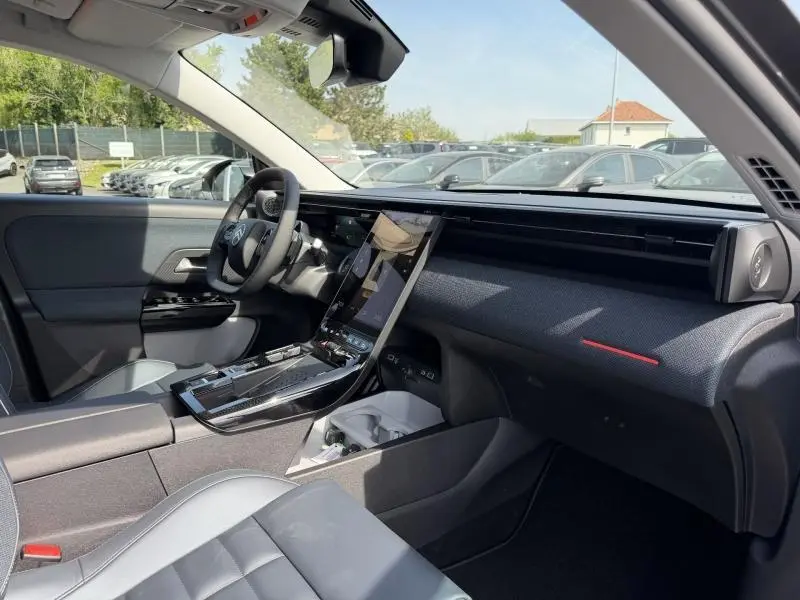 Vue intérieure côté passager du Citroën C5 Aircross 2026, avec tableau de bord bleu et écran tactile central incliné.