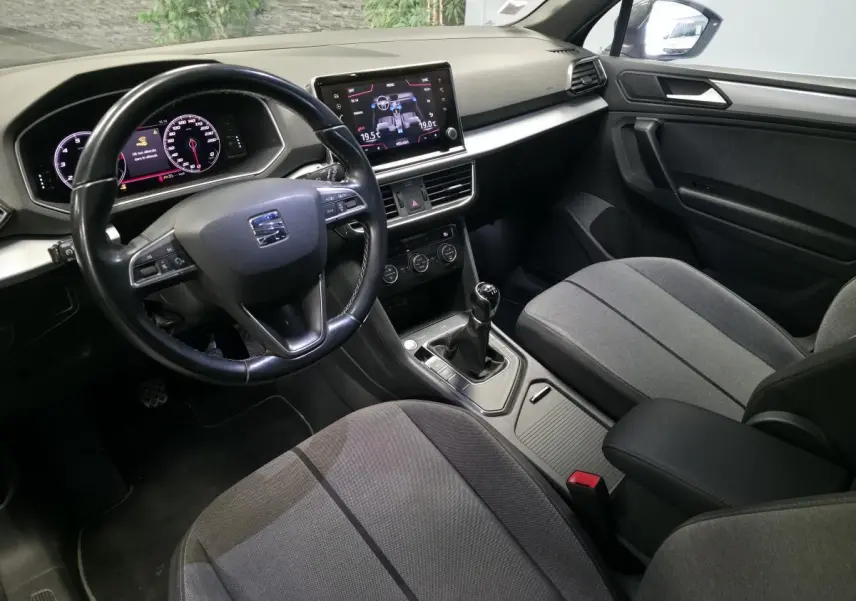 Vue intérieure côté conducteur du SEAT Tarraco gris, avec volant cuir multifonction et tableau de bord digital.