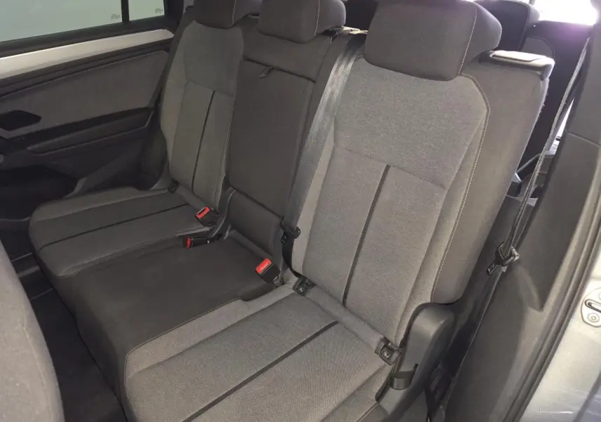 Vue de côté droit sur la banquette arrière tissu gris du SEAT Tarraco 1.5 TSI Style 2020 avec ceintures et appuie-têtes.