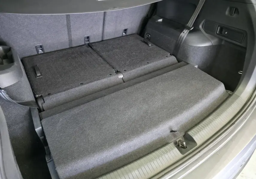 Coffre ouvert du SEAT Tarraco gris, vue plongeante sur banquette arrière rabattue et double plancher.