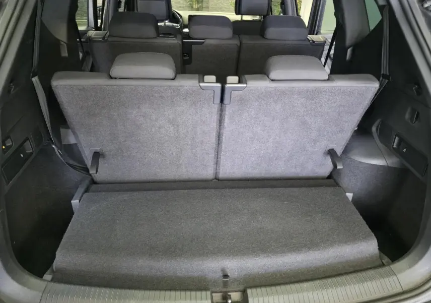 Vue depuis l'arrière du coffre du SEAT Tarraco gris, montrant la banquette arrière relevée et les appuie-tête noirs.