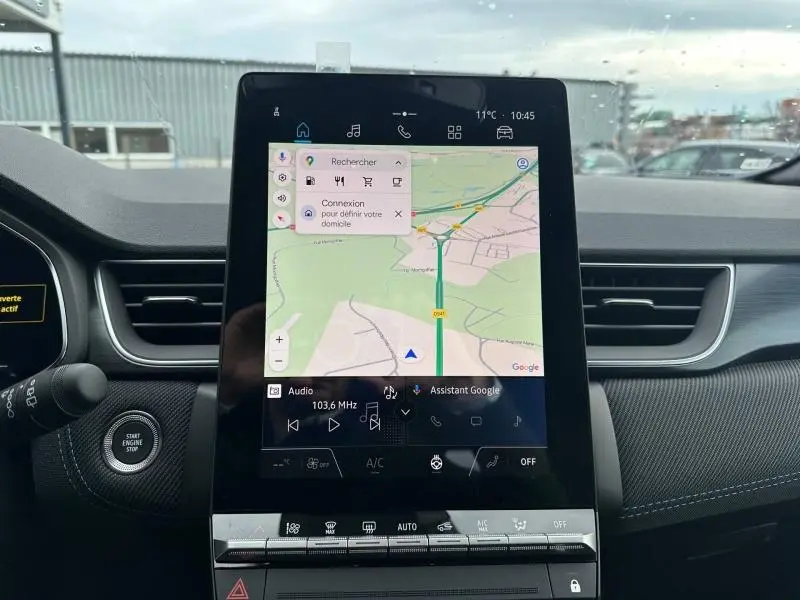 Écran tactile central du Renault Captur 2026 affichant la navigation GPS, avec tableau de bord noir et bouton start/stop visible.