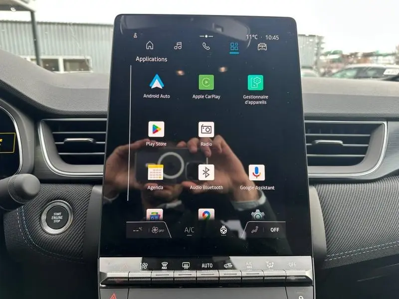 Vue intérieure centrée sur l'écran tactile du tableau de bord du Renault Captur 2026, avec finition Gris Rafale/Noir Étoilé visible autour.