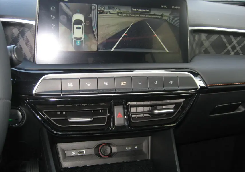 Vue intérieure centrée sur la console centrale et l'écran tactile du MG3 1.5 Hybrid Luxury gris, affichant la caméra arrière.