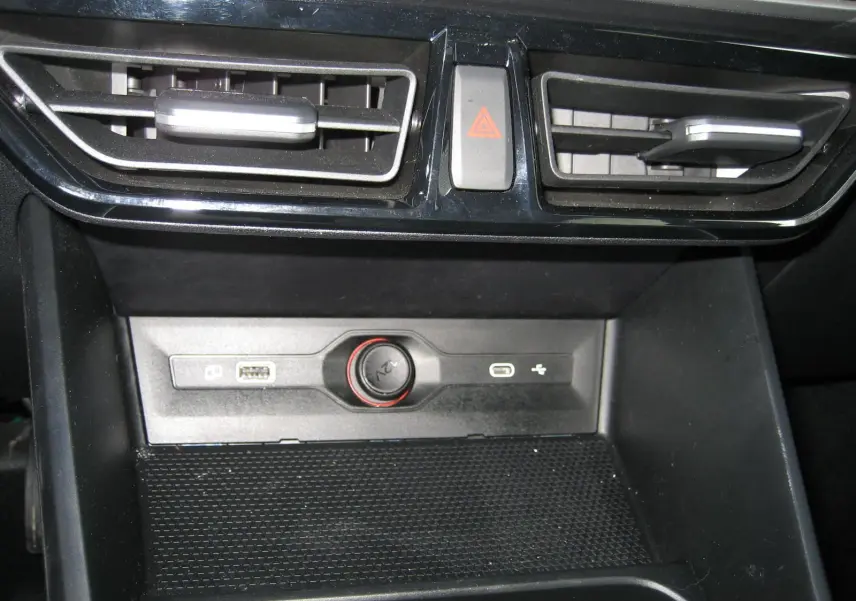 Détail de la console centrale de la MG3 1.5 Hybrid Luxury 2025, avec prises USB et bouton de signal d’alerte.