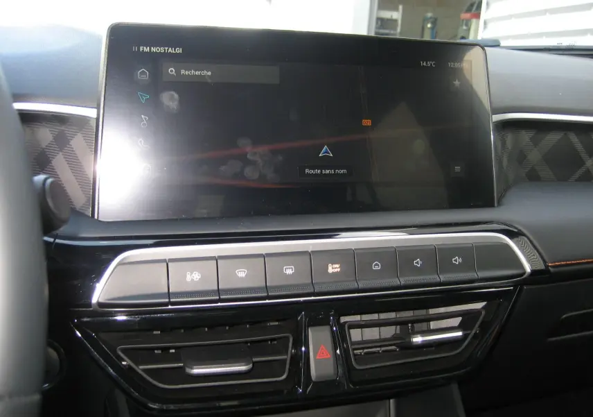 Vue rapprochée du tableau de bord du MG3 1.5 Hybrid gris 2025, avec écran tactile et commandes climatisation.