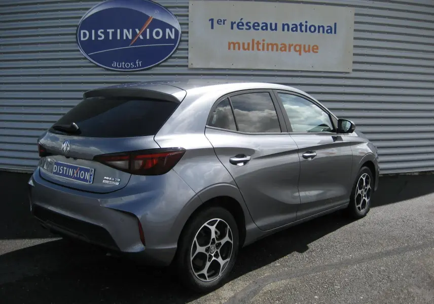 Vue 3/4 arrière droite d'une MG3 1.5 Hybrid gris métallisé avec vitres teintées et jantes alliage distinctives.