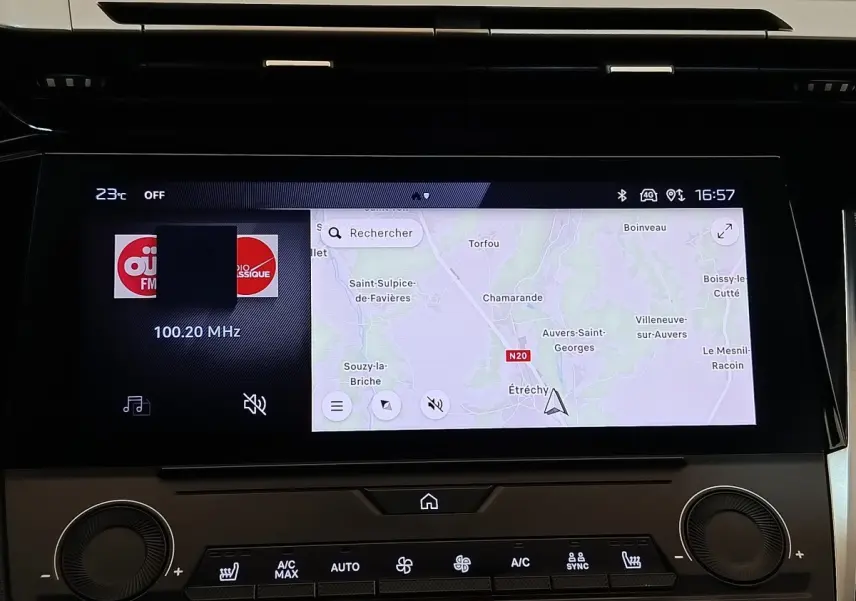Écran tactile central de la Peugeot 308 2023 affichant la radio et la navigation, vue intérieure frontale.