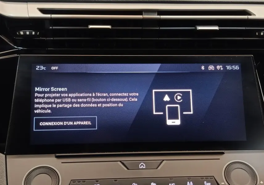 Écran tactile central affichant la connexion Mirror Screen dans l’habitacle d’une Peugeot 308 2023.