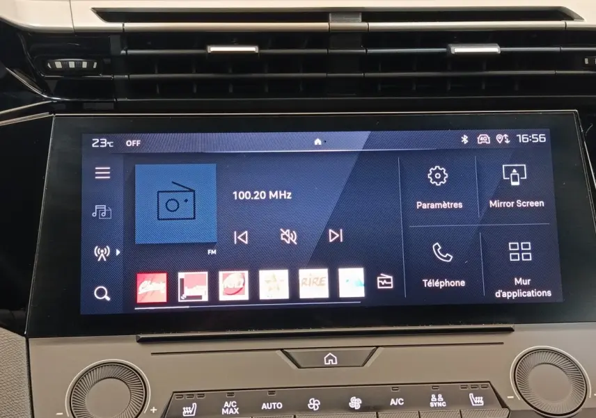 Écran tactile central de la Peugeot 308 vert 2023 affichant la radio FM et les options multimédias.