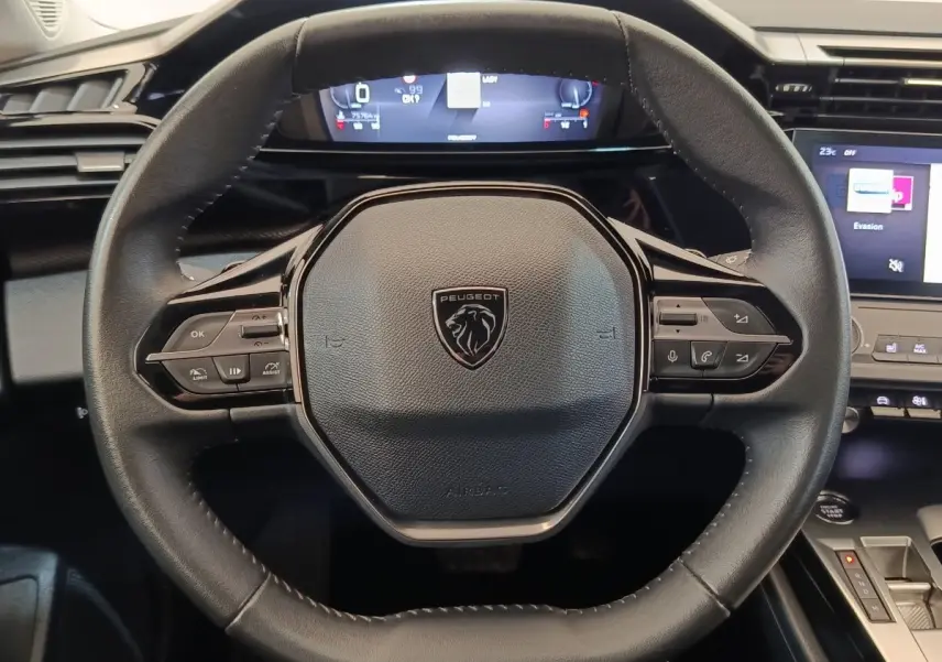 Volant cuir noir multifonctions de Peugeot 308 2023 avec tableau de bord digital et écran tactile central.