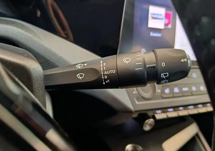 Gros plan sur la commande des essuie-glaces dans l’habitacle de la Peugeot 308 2023, version Active Pack.