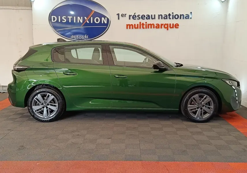 Peugeot 308 vert vue de profil côté gauche, avec jantes alliage et feux arrière LED distinctifs.