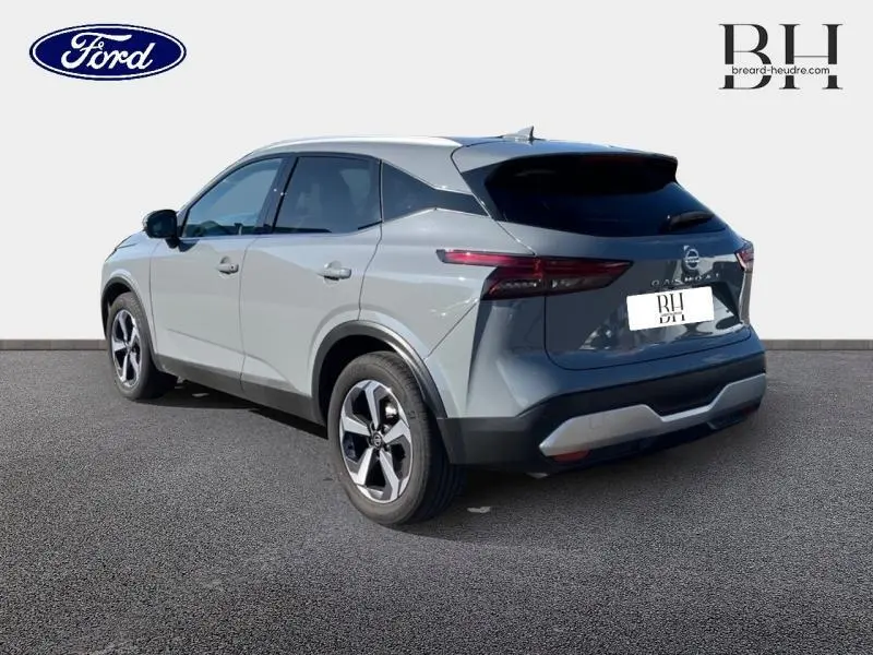 Vue 3/4 arrière droite du Nissan Qashqai 1.3 Mild Hybrid Tekna gris Argile avec feux arrière LED et jantes alliage.