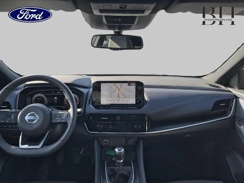 Intérieur du Nissan Qashqai 1.3 Mild Hybrid 2022 montrant tableau de bord noir et levier de vitesse manuel.