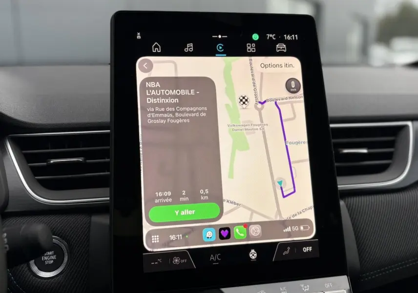 Écran tactile central du tableau de bord du Renault Captur blanc nacré, affichant la navigation GPS.