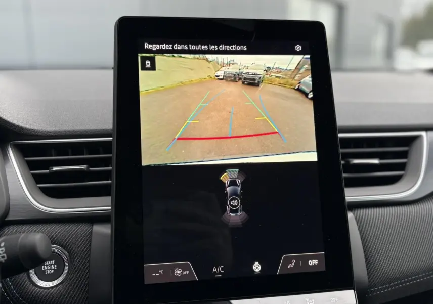 Écran central affichant la caméra de recul du Renault Captur blanc nacré, vue intérieure du tableau de bord.