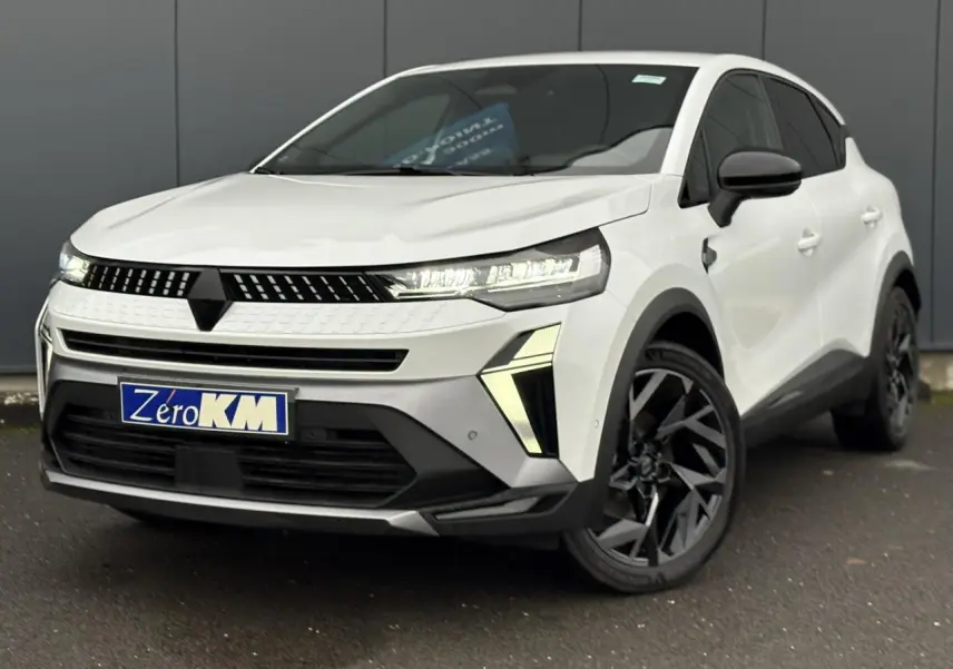Renault Captur blanc nacré en 3/4 avant droit, avec feux LED et jantes aluminium noires distinctives.