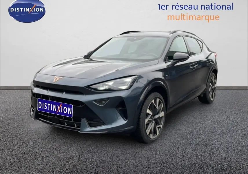 Vue 3/4 avant d'un CUPRA Formentor gris magnétique métal avec jantes alliage et calandre noire distinctive.