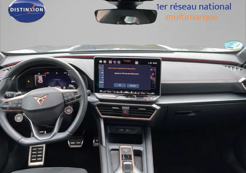 Vue intérieure du tableau de bord et volant du CUPRA Formentor 2025, avec écran tactile central et finitions noires élégantes.