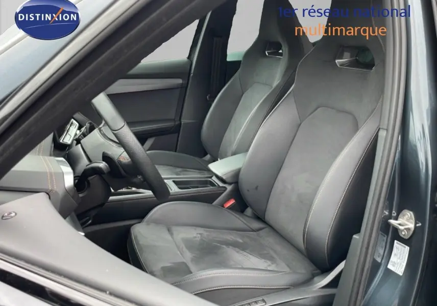 Vue intérieure côté conducteur du CUPRA Formentor gris magnétique, mettant en valeur les sièges sport en cuir et alcantara.