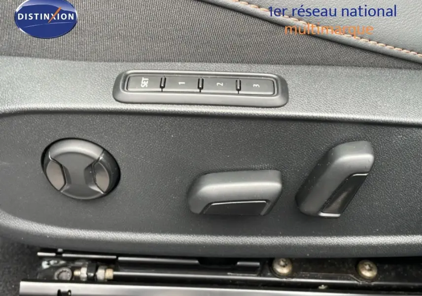 Détail des commandes de réglage électrique du siège conducteur sur CUPRA Formentor gris magnétique, vue latérale.