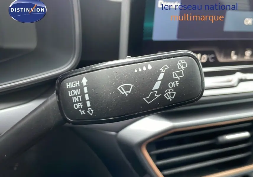 Gros plan sur la commande d’essuie-glace dans l’habitacle du CUPRA Formentor gris magnétique 2025.