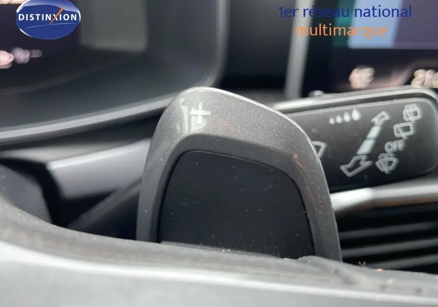 Gros plan sur la palette de changement de vitesse droite dans l’habitacle d’une CUPRA Formentor gris magnétique 2025.