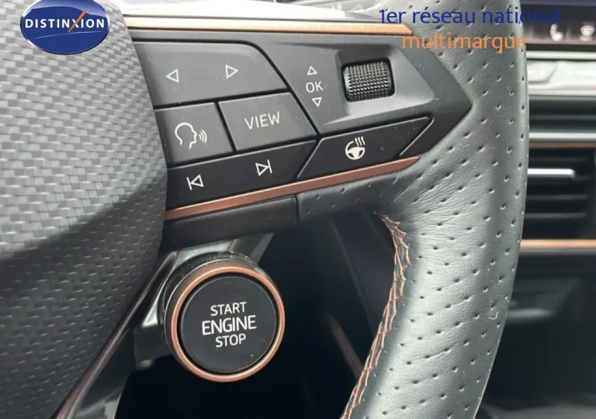 Gros plan sur le volant cuir perforé gris avec commandes intégrées et bouton start/stop du CUPRA Formentor 2025.