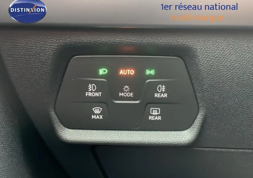 Panneau de commande des feux et dégivrage sur tableau de bord noir, intérieur CUPRA Formentor gris magnétique 2025.