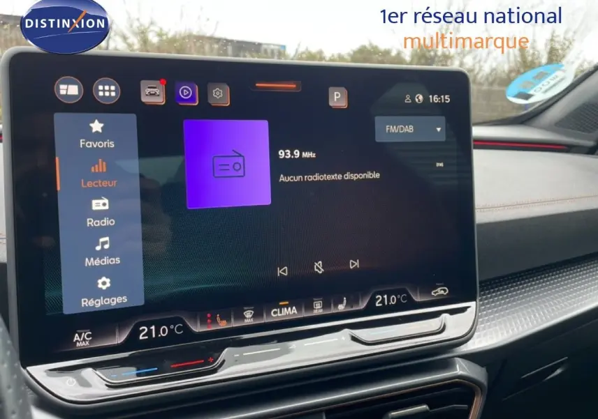 Vue intérieure du tableau de bord de la CUPRA Formentor 2025 avec écran tactile affichant la radio à 93,9 MHz.